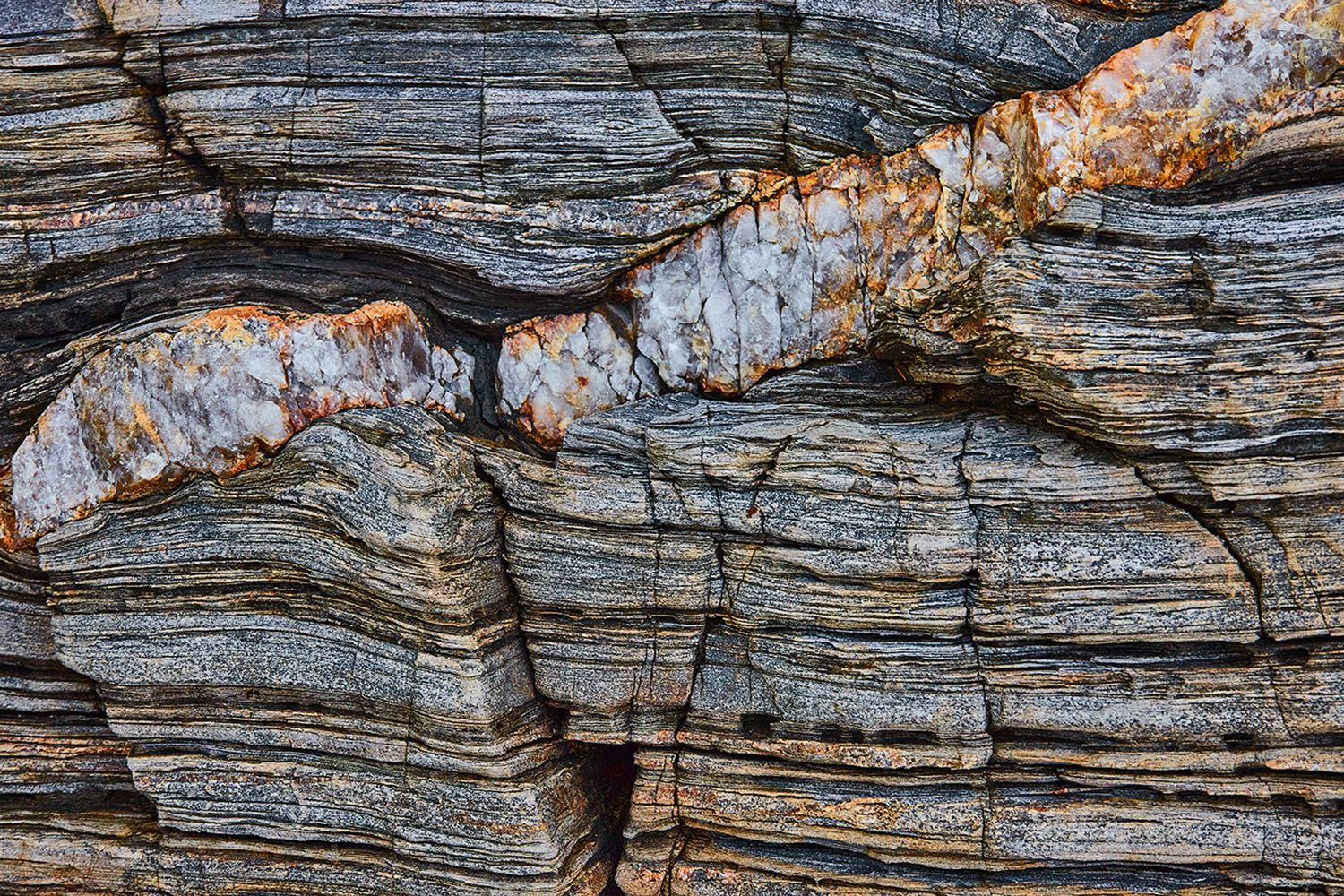 裂缝对低渗透岩石采收率的影响——低场核磁共振研究